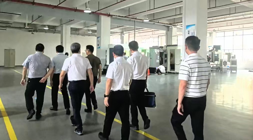 东莞市领导视察车间.jpg 东莞市领导视察车间.jpg