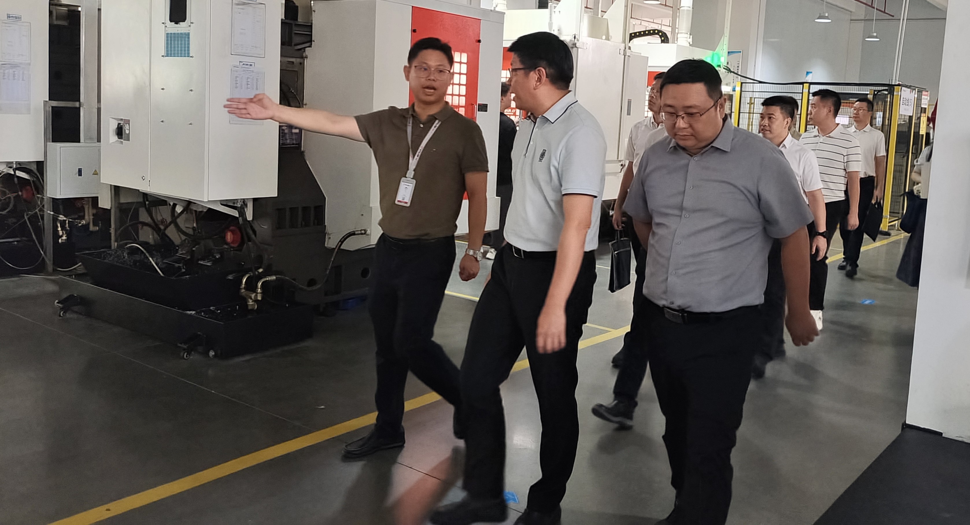 福美仕领导陈宗元带领各领导参观车间.jpg 福美仕领导陈宗元带领各领导参观车间.jpg